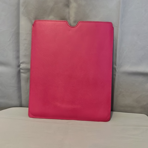Cynthia Rowley Genuine Saffiano Leather IPad/Tablet Sleeve - Picture 3 of 6
